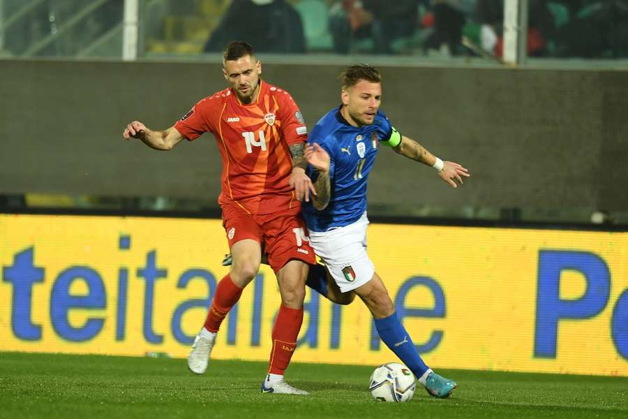 Darko Velkovski, în duel cu Ciro Immobile, în play-off-ul pentru calificarea la Cupa Mondială din 2022