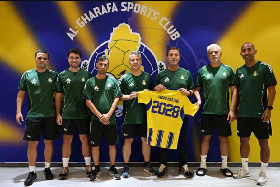 Pedro Martins com a restante equipa técnica do Al-Gharafa Pedro Martins com a restante equipa técnica do Al-Gharafa