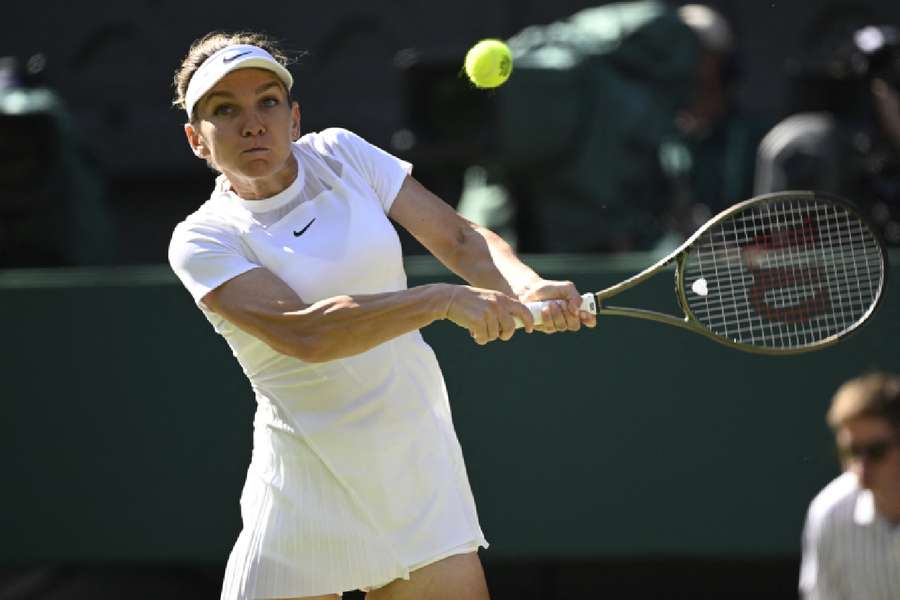 Halep, en acción en Wimbledon