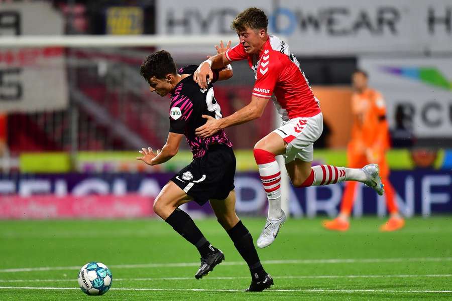 Anastasios Douvikas van FC Utrecht in actie in de uitwedstrijd tegen FC Emmen