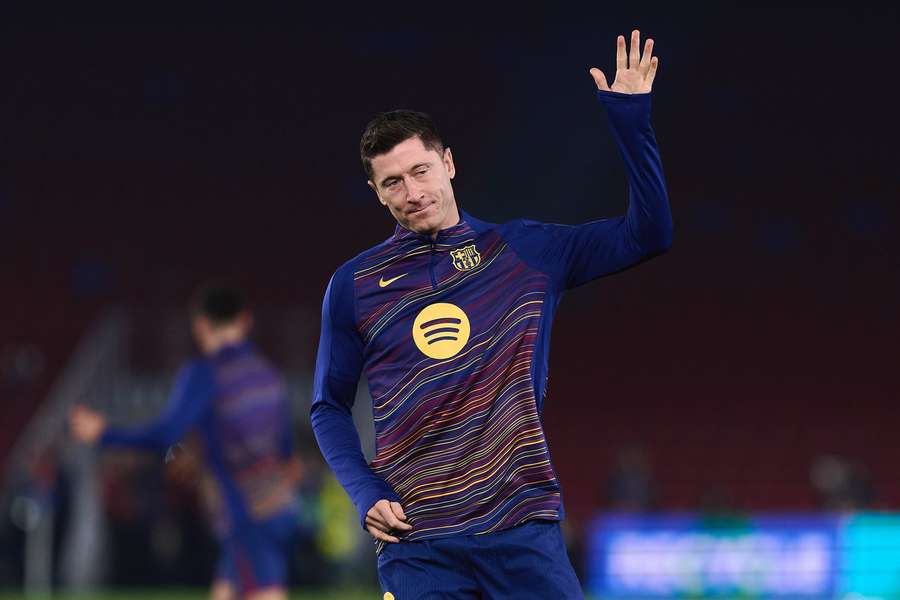 Lewandowskému po sezoně končí smlouva v Barceloně.