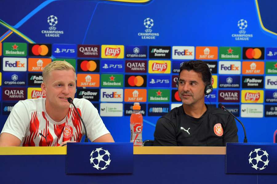 Míchel, junto a Van de Beek en la previa del Girona-Feyenoord