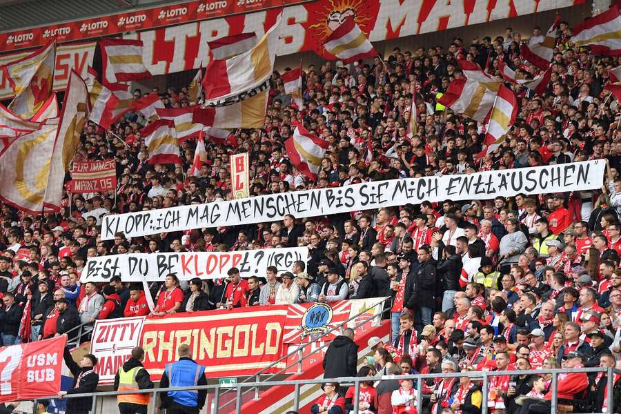 Aficionados del Mainz sostienen una pancarta dirigida a Klopp