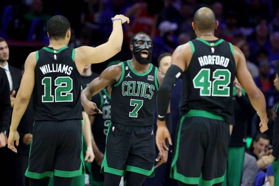 Celtics celebram vitória no Wells Fargo Center