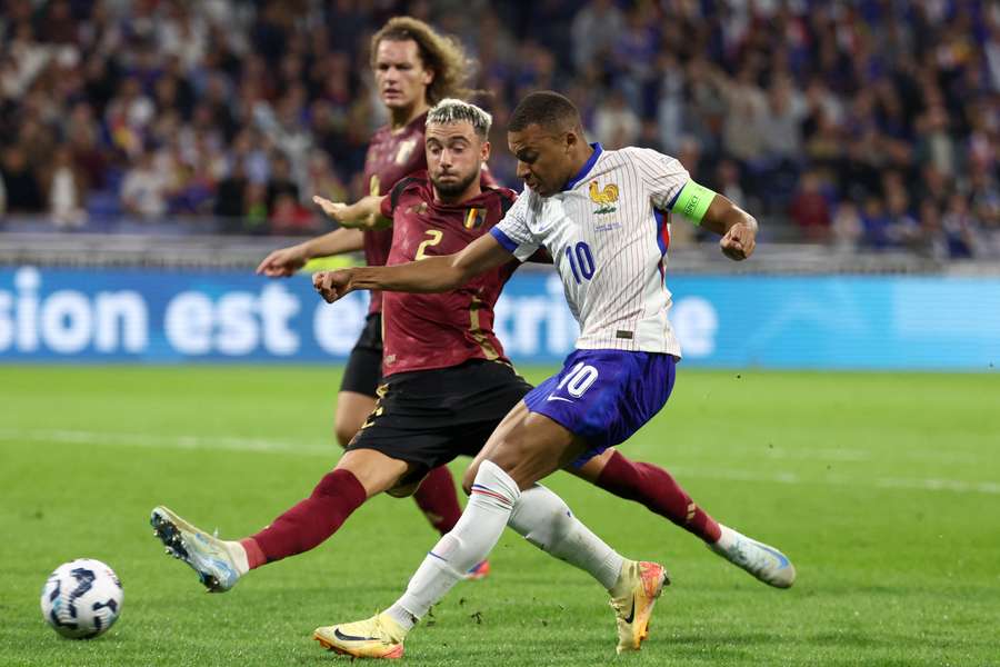 Debast perante Mbappé no França-Bélgica