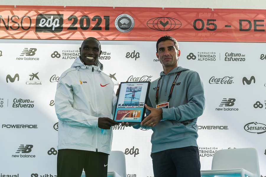 Marc Roig Tió hace entrega de una placa conmemorativa a Geoffrey Kamworor