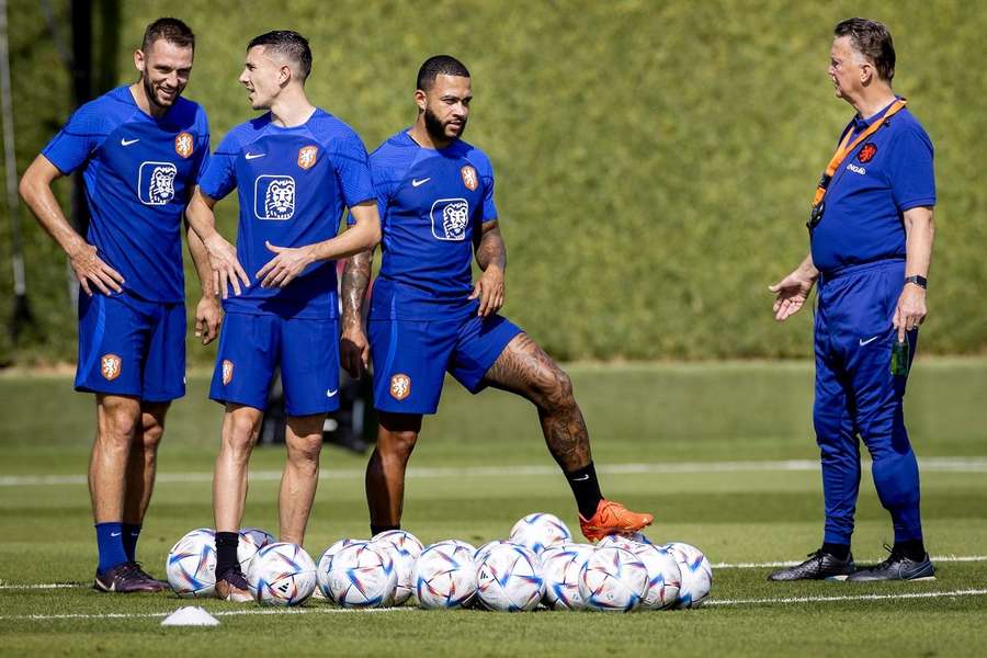 Van links naar rechts: Stefan de Vrij, Steven Berghuis, Memphis Depay en Louis van Gaal op de Oranje-training