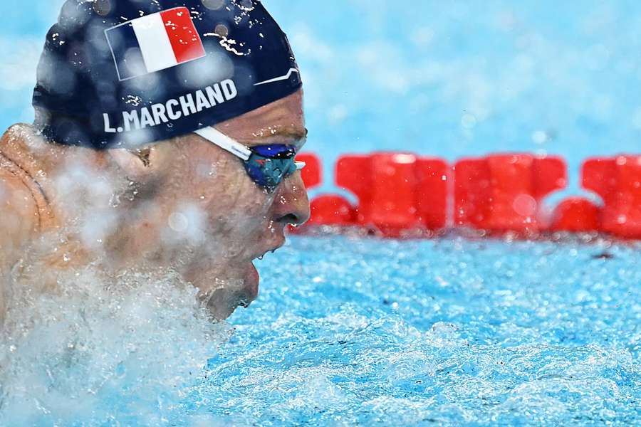 Léon Marchand durant les séries du 200 m papillon.