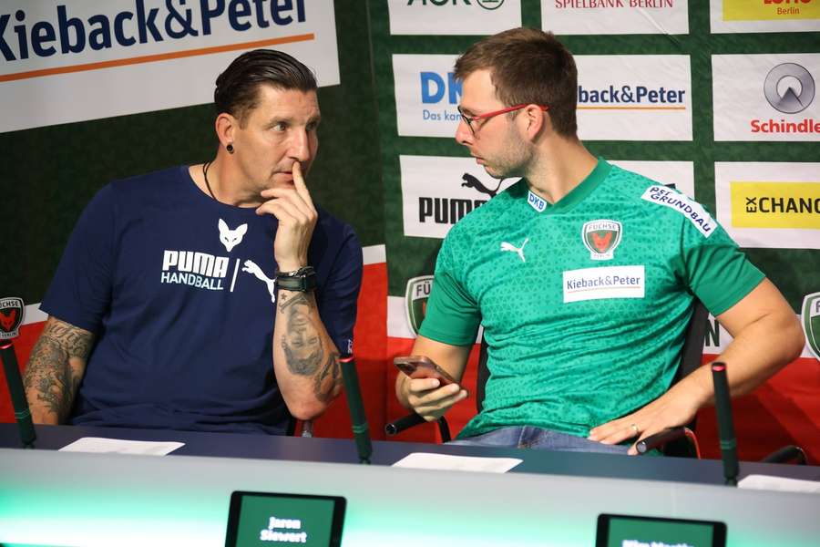 Jaron Siewert (r.) und Sportvorstand Stefan Kretzschmar (l.) bleiben bis 2026