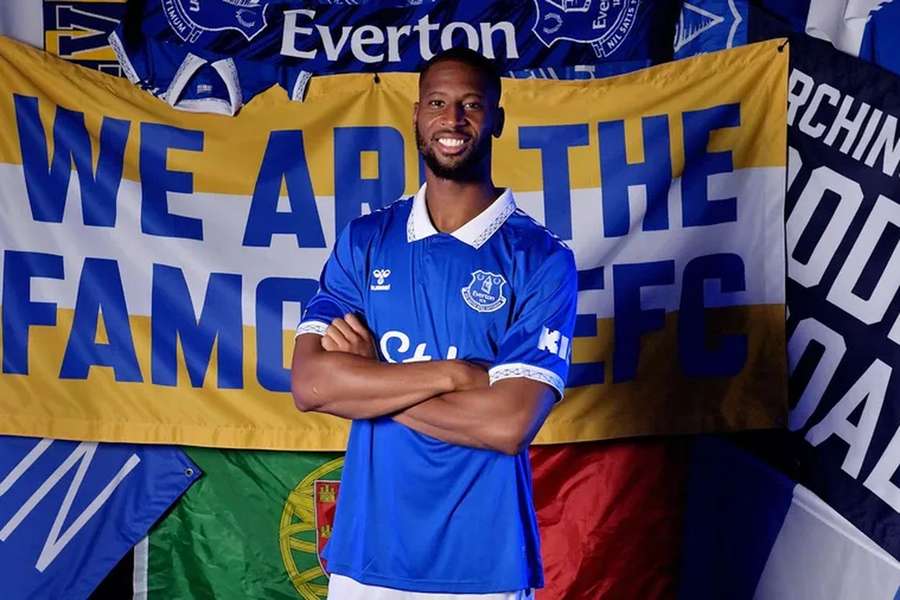 Beto assinou até 2027 e vai envergar a camisola 14 do Everton