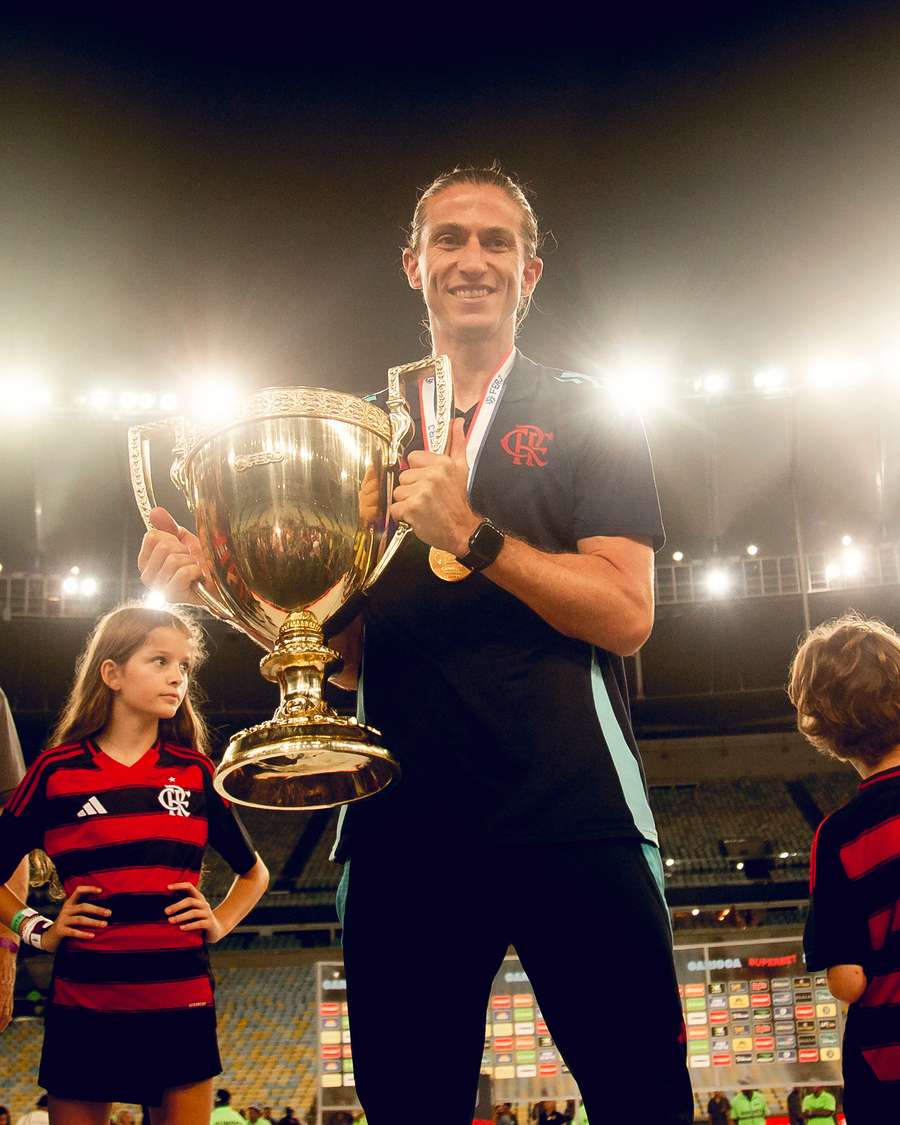 Filipe Luís com o troféu do Campeonato Carioca 2025