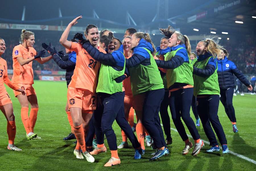 Groots feest na afloop van het duel in Tilburg, waar Nederland met 4-0 won