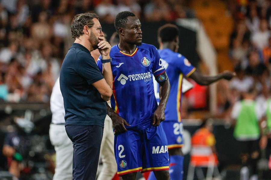 Djené (D), conversando con Bordalás