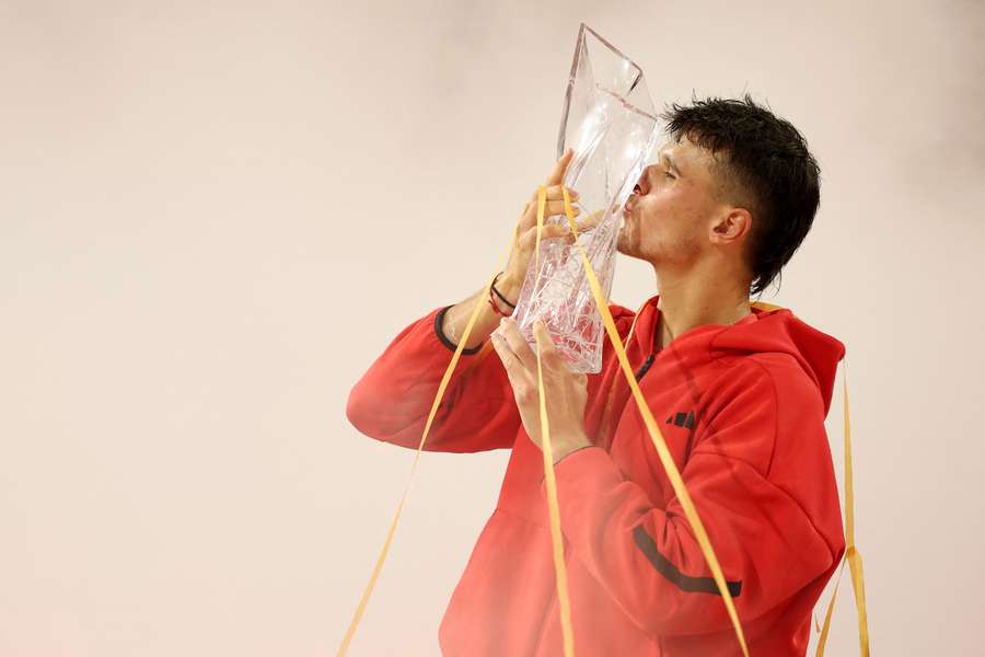 Mensik et son trophée, cette nuit à Miami.
