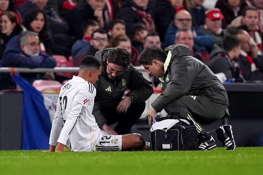 Alexander-Arnold, siendo atendido por los médicos del Real Madrid