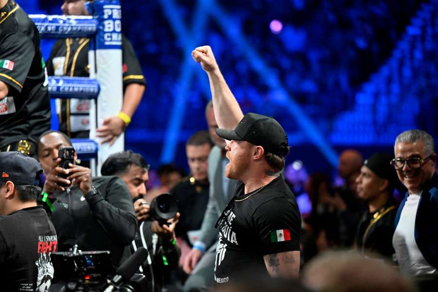 Canelo Álvarez esperará un mes más para luchar contra Mbili en Riad