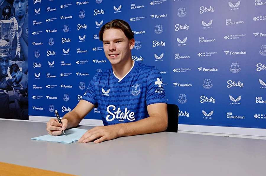 Tyler Dibling přestoupil ze Southamptonu do Evertonu.