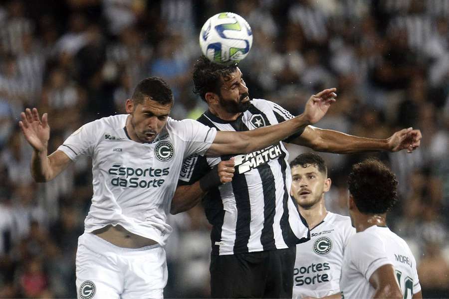 Botafogo e Goiás empataram em jogo pegado no Nilton Santos