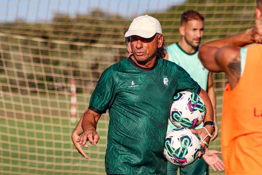 José Mota orientou o primeiro treino da pré-época na academia do Farense