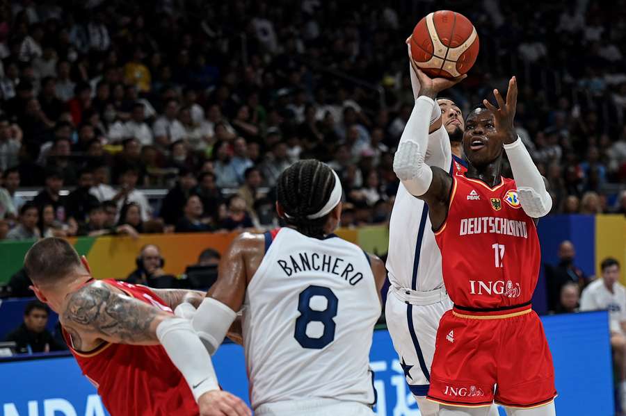 Dennis Schröder (r.) gegen die USA