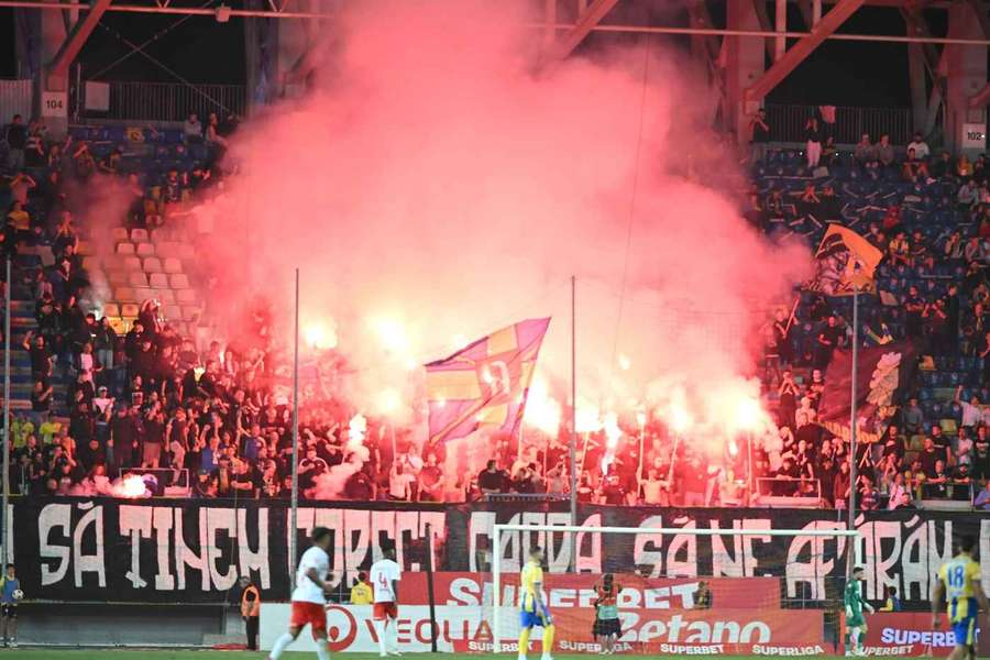 Torțe și fumigene aprinse în tribunele stadionului Petrolul