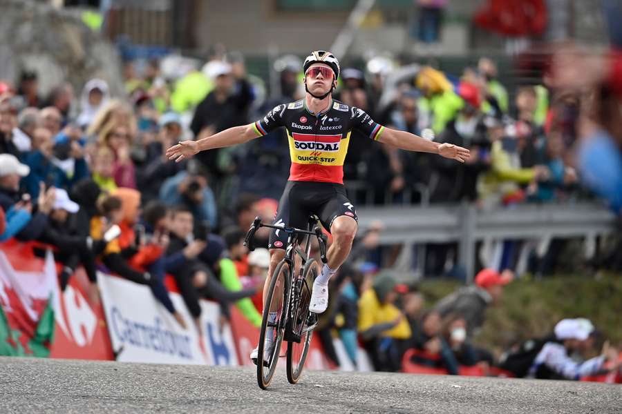 Rouge sang : Evenepoel fait coup double à Andorre sur la Vuelta mais chute après l'arrivée