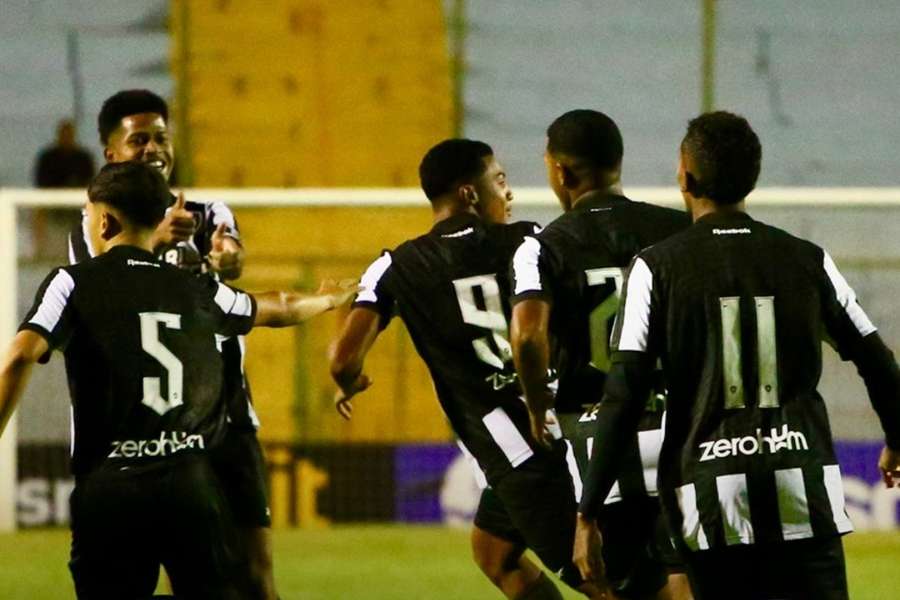 Kayke (9) fez o gol da vitória do Botafogo na estreia