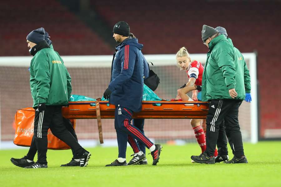 Vivianne Miedema, do Arsenal, com uma lesão grave do ligamento cruzado anterior que a obrigou a sair de maca em 2022