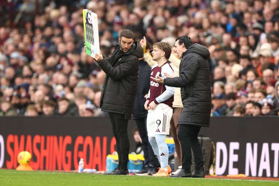 Emery brings Elliott off the bench