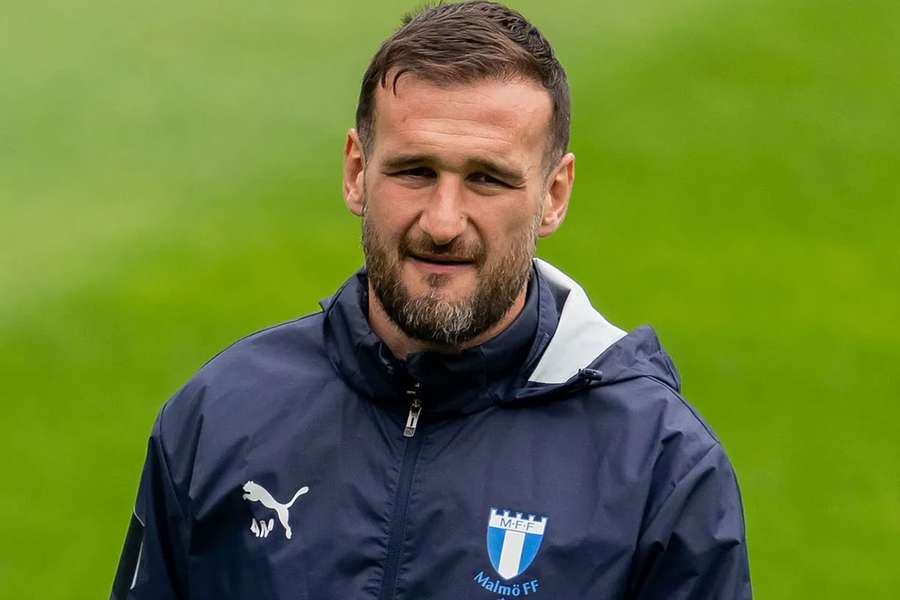 Adnan Mravac no banco do Malmö Adnan Mravac no banco do Malmö