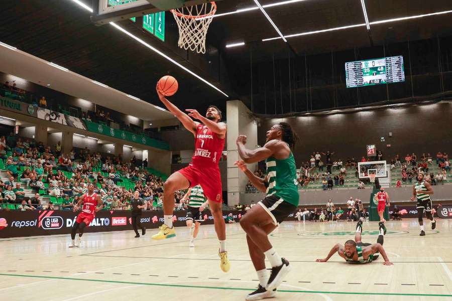 Benfica dominou no Pavilhão João Rocha