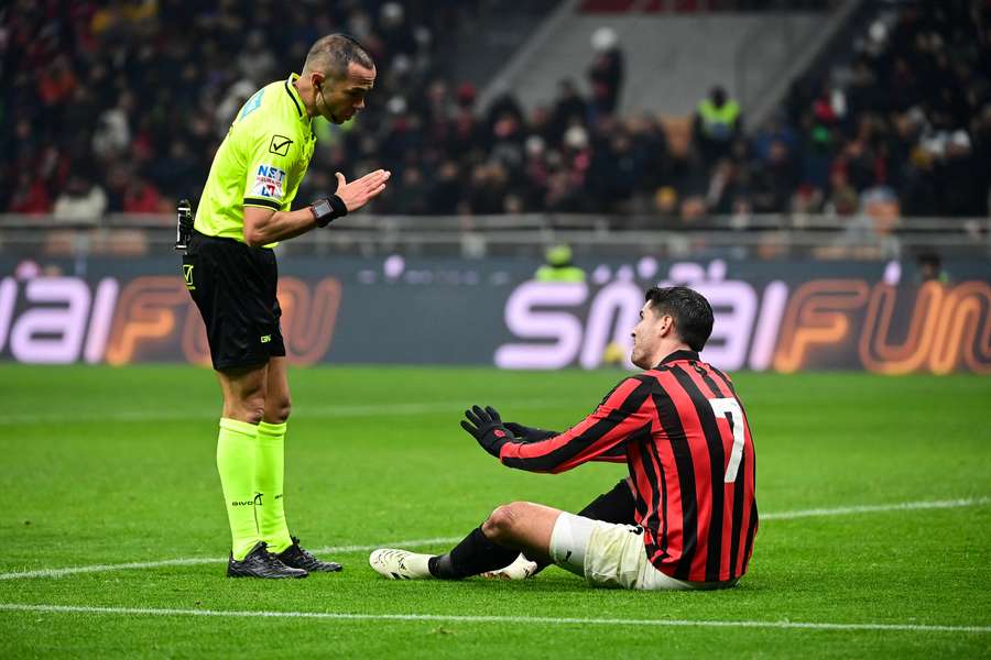 L'arbitro Guida parla con Morata