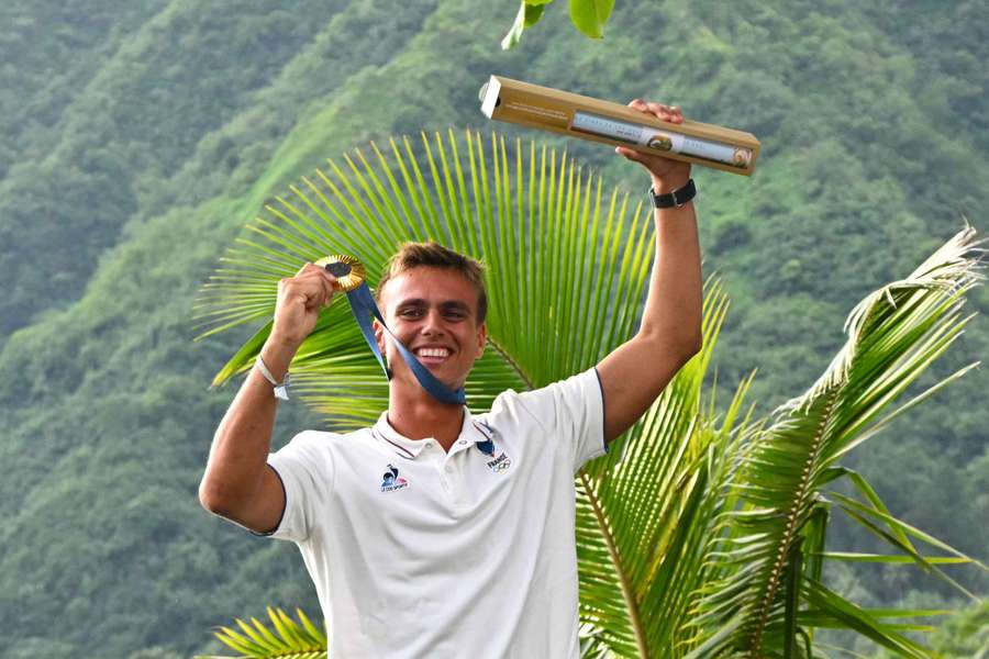 El francés Kauli Vaast, feliz con el oro.