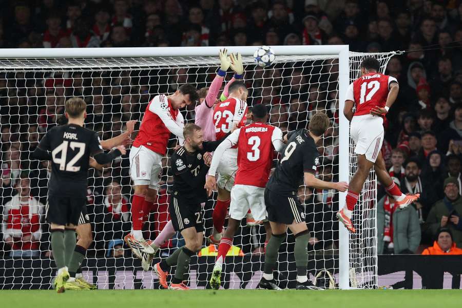 Timber (r.) hat Neuer mit einem wuchtigen Kopfball überrascht Timber (r.) hat Neuer mit einem wuchtigen Kopfball überrascht