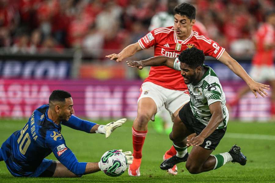 Kewin Silva diante de Tiago Gouveia no Benfica-Moreirense
