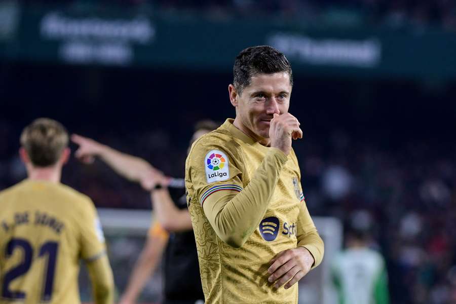 Lewandowski celebra su gol en el Benito Villamarín