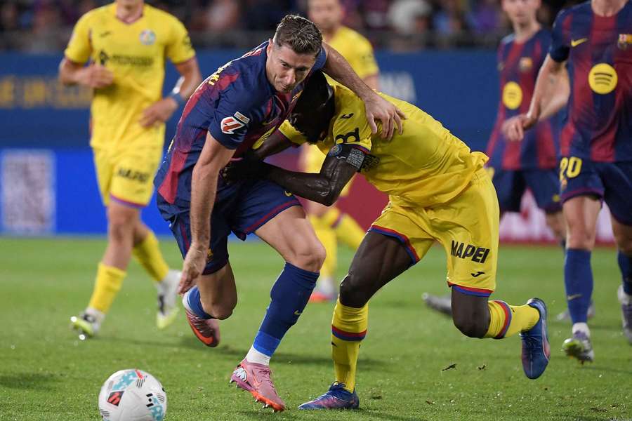 Barcelona wygrywa po raz czwarty i zbliża się do Realu. Dublet Torresa, walczący Lewandowski