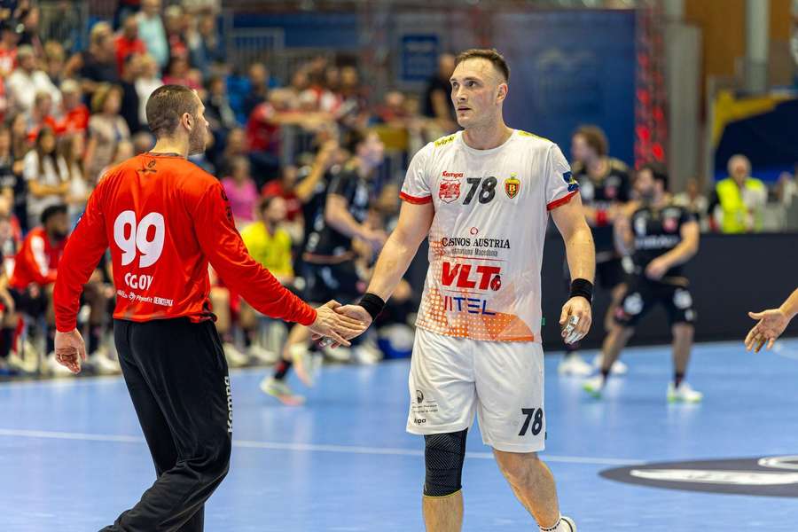 Vasil Gogov (HC Vardar 1961, 99) i Wiktor Jankowski (HC Vardar 1961, 78) podczas meczu Ligi Mistrzów z MT Melsungen, 10 września 2026 r.