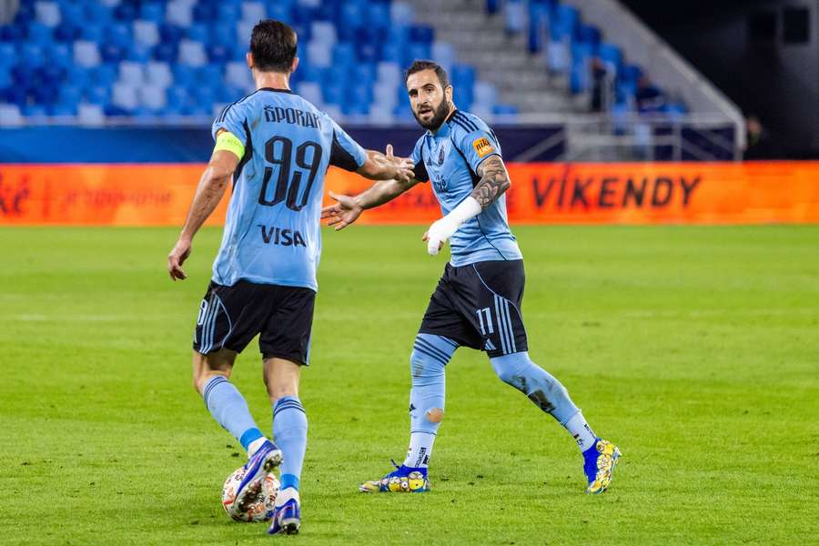 Slovan Bratislava zabojuje v Podbrezovej o ďalší triumf. Slovan Bratislava zabojuje v Podbrezovej o ďalší triumf.