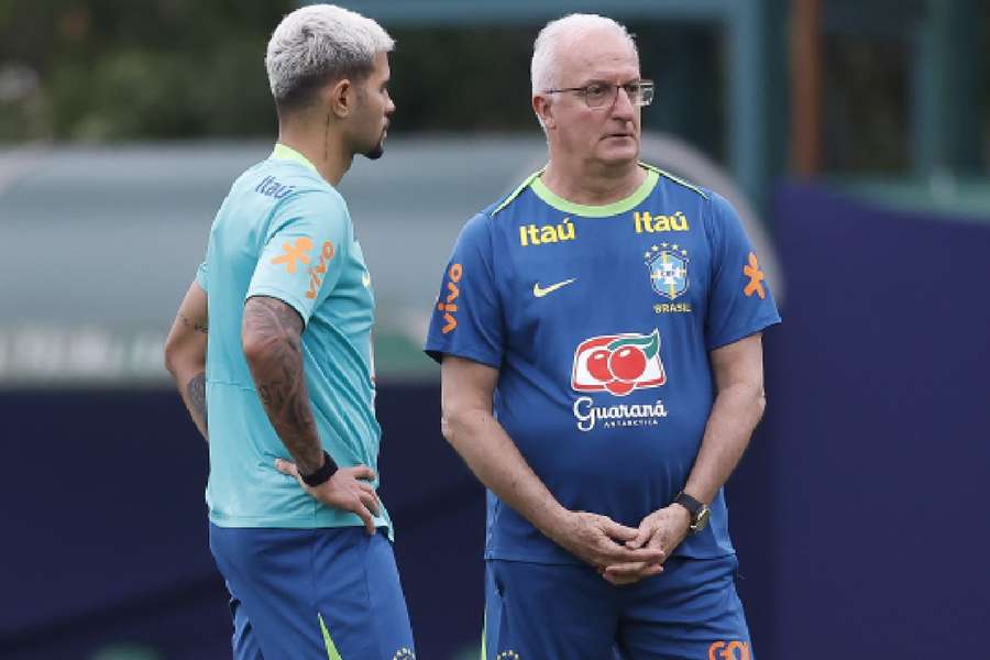 Dorival Júnior conversa com Bruno Guimarães durante treino da Seleção Brasileira 