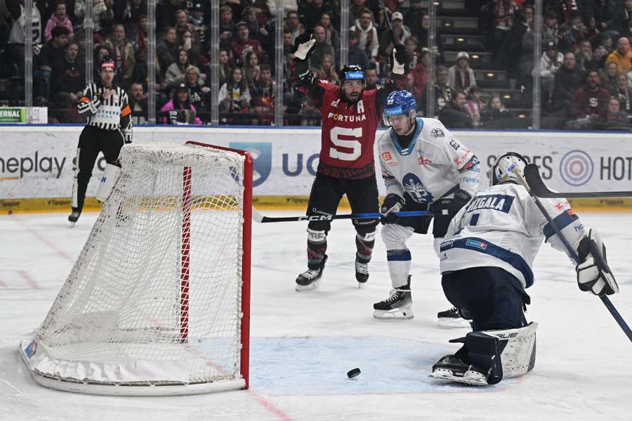 Sparta postupuje do štvrťfinále. Sparta postupuje do štvrťfinále.