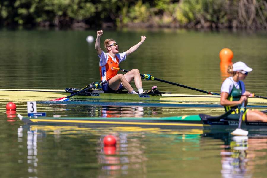 Karolien Florijn leidde in de skiff van start tot finish