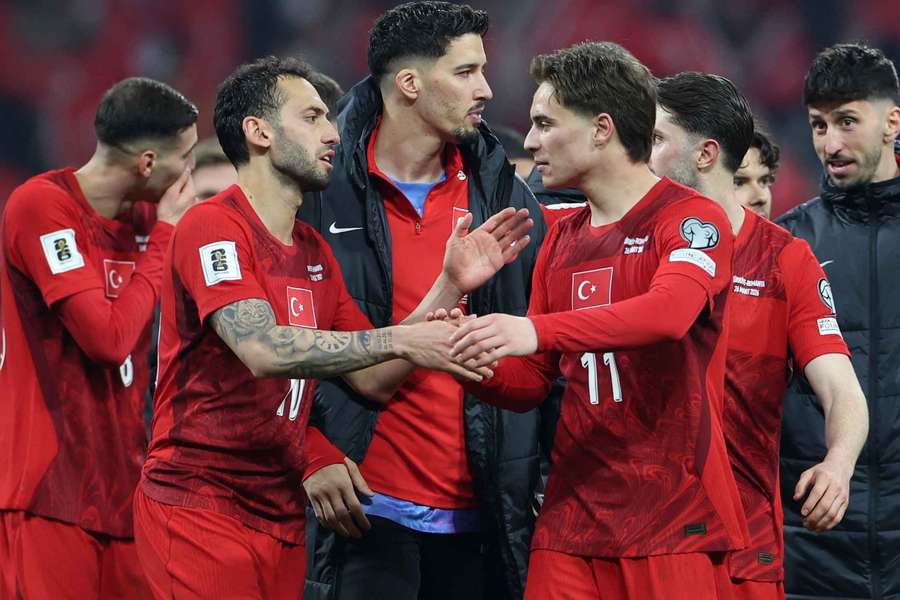 Calhanoglu (l.) will "als Kapitän an der Weltmeisterschaft teilnehmen"