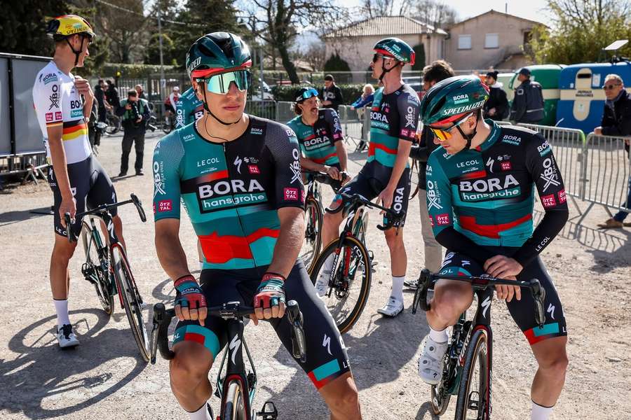 Danny van Poppel staat klaar voor de zesde etappe van Parijs-Nice op 10 maart