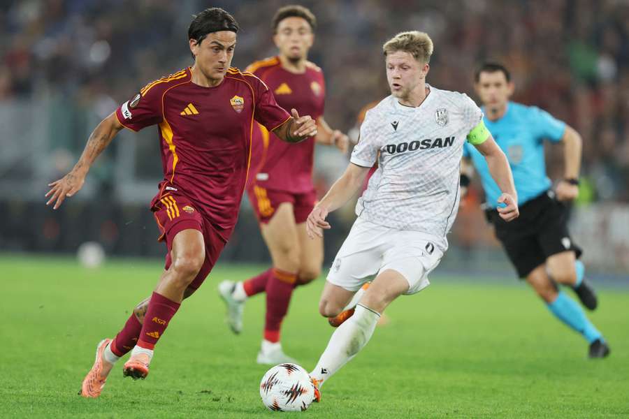 Paulo Dybala a Lukáš Červ při zápase Evropské ligy mezi AS Řím a Plzní. Paulo Dybala a Lukáš Červ při zápase Evropské ligy mezi AS Řím a Plzní.