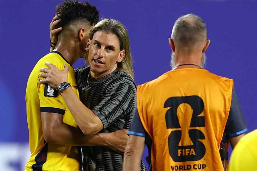 Ecuadors Nationaltrainer Sebastian Beccacece baut seine Spieler nach dem 0:0 gegen Curacao auf. Ecuadors Nationaltrainer Sebastian Beccacece baut seine Spieler nach dem 0:0 gegen Curacao auf.