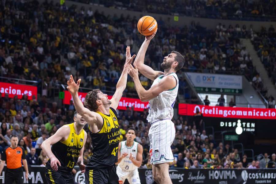 Killian Tillie lanza a canasta ante Aaron Doornekamp