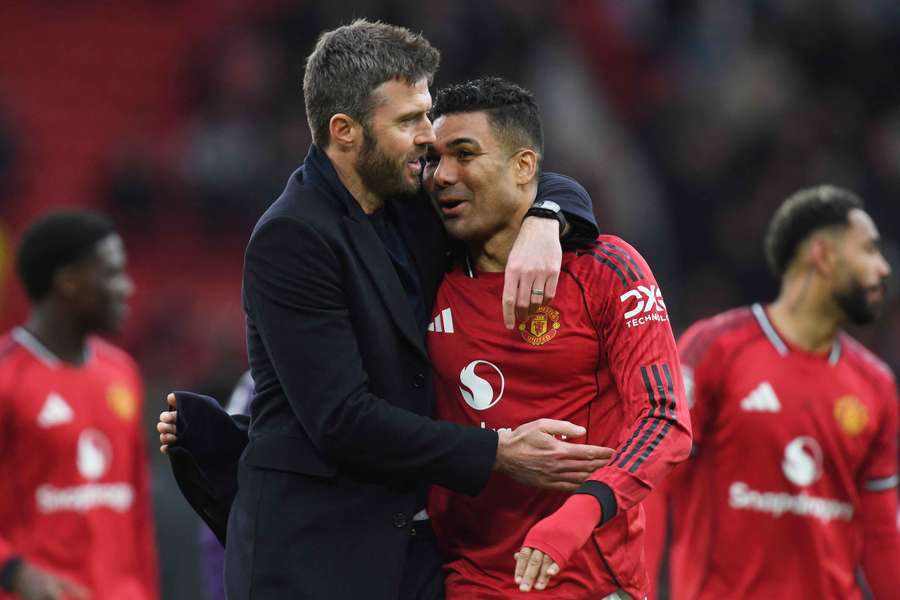 Michael Carrick com Casemiro, que está de saída do Manchester United Michael Carrick com Casemiro, que está de saída do Manchester United