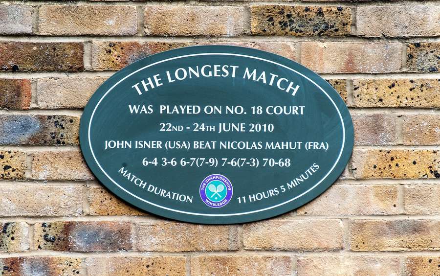Herdenkingsplaat van de wedstrijd tussen Isner en Mahut.