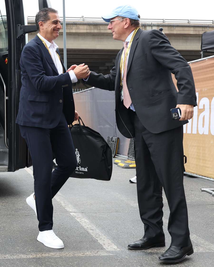 Textor cumprimenta o técnico Renato Paiva em chegada ao Lincoln Financial Field Textor cumprimenta o técnico Renato Paiva em chegada ao Lincoln Financial Field